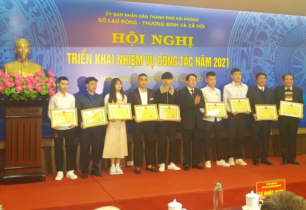 Sinh viên Khoa Công nghệ Thông tin vinh dự nhận Bằng khen của Chủ tịch UBND Thành phố Hải Phòng