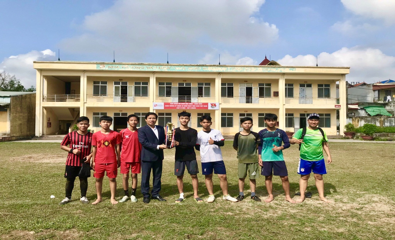 Giải bóng đá nam HSSV chào mừng 38 năm ngày nhà giáo Việt Nam 20/11